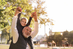 Abuelo y niño riéndose en el parque