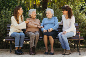 Cuidadoras con ancianas en el parque
