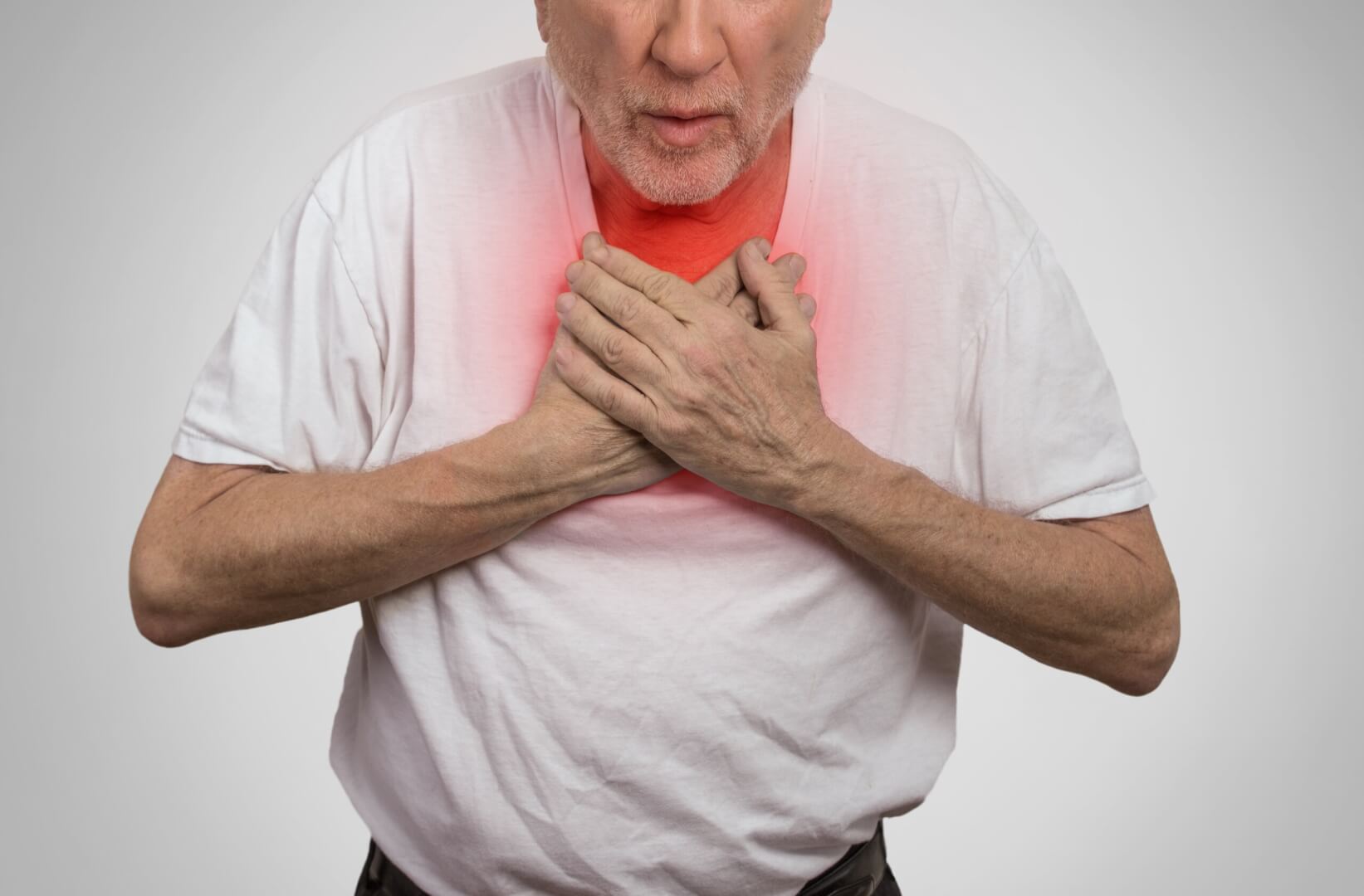 Un hombre mayor tose ante un episodio de bronquitis.