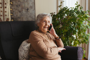 Abuela hablando por teléfono