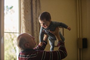 Abuelo jugando con su nieto
