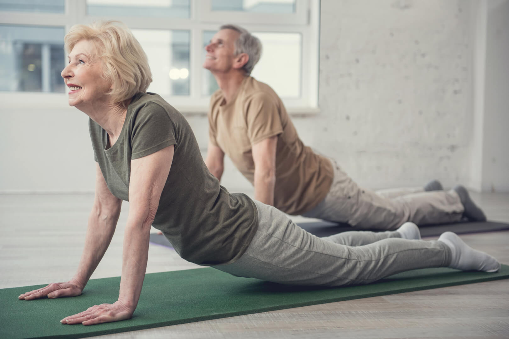 el yoga en ancianos mejora las funciones cardiovasculares