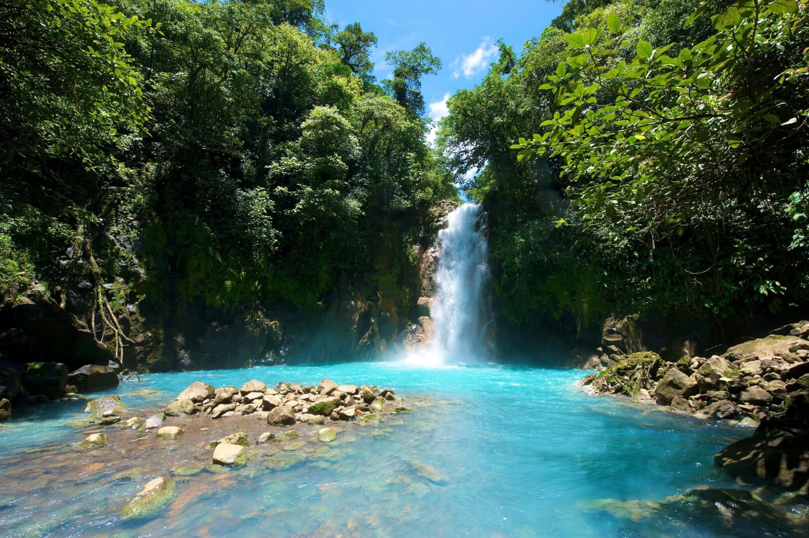 Se muestra una cascada en Costa Rica, que se sitúa como uno de los destinos más exóticos para personas mayores. 
