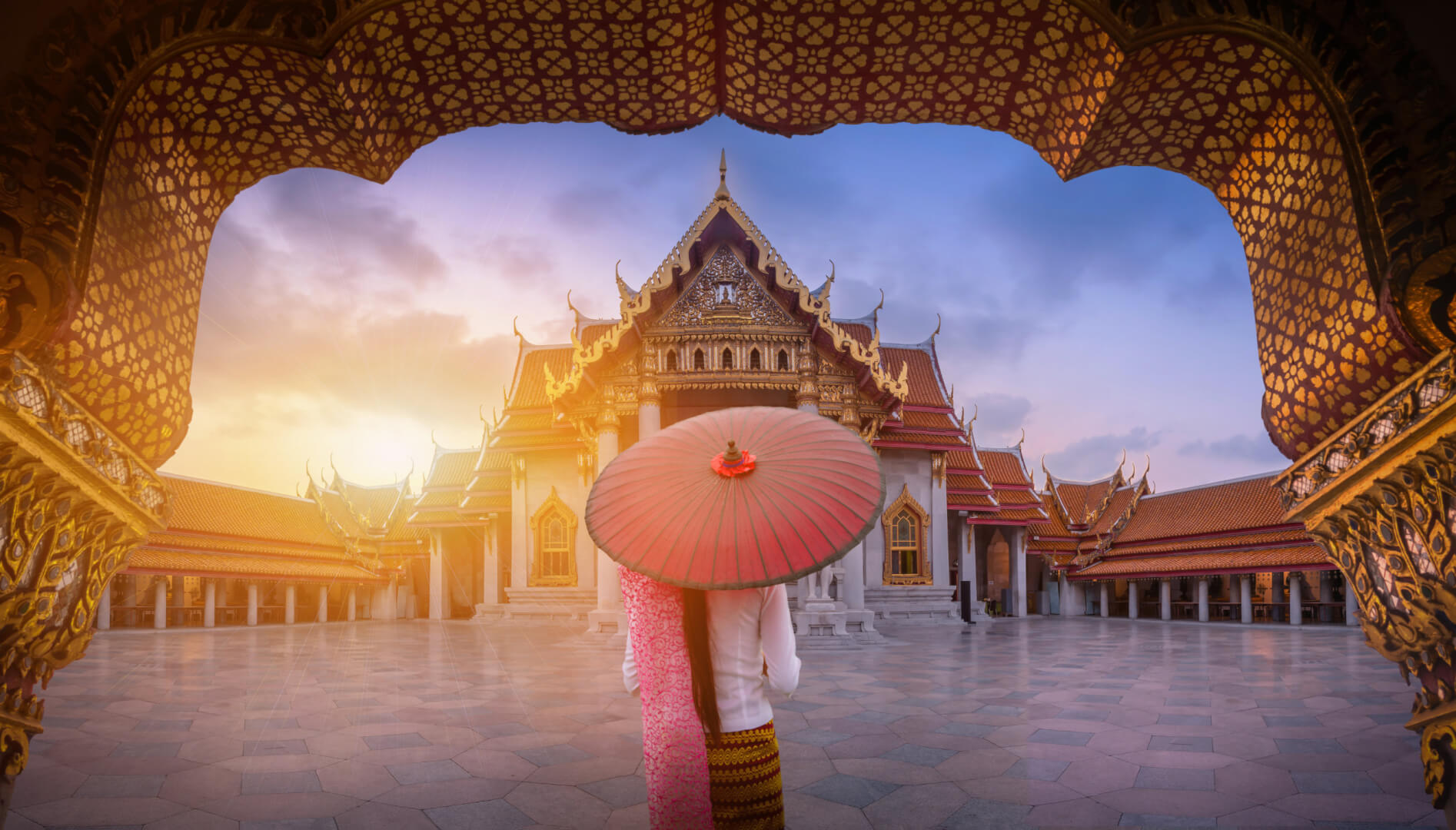 En la imagen, una persona de espaldas mira fijamente un templo en Tailandia, que es uno de los destinos preferidos para personas mayores de 65 años. 