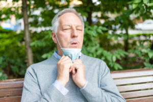 La sibilancia o pitidos al respirar en personas mayores es una consecuencia de problemas respiratorios diferentes