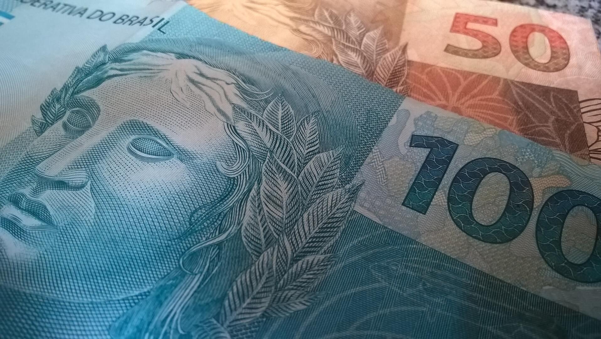 Unos billetes de euros que simbolizan la subida del Salario Mínimo y su actualización en el nuevo sueldo de las empleadas del hogar.
