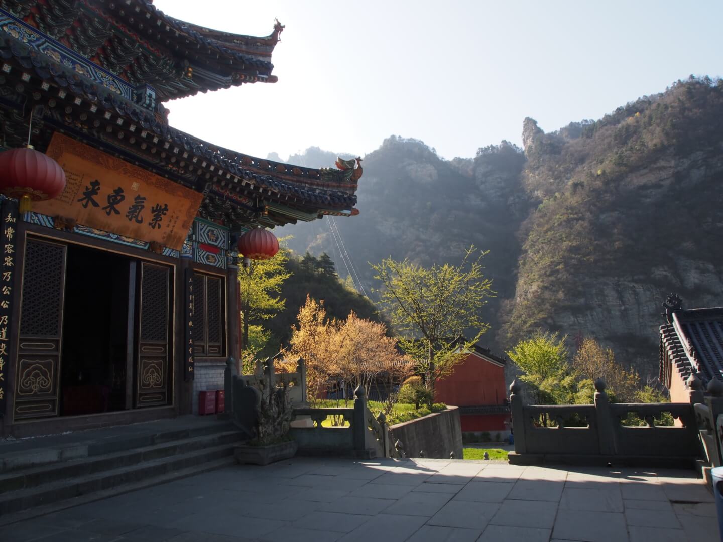 Un templo chino en un paisaje al aire libre