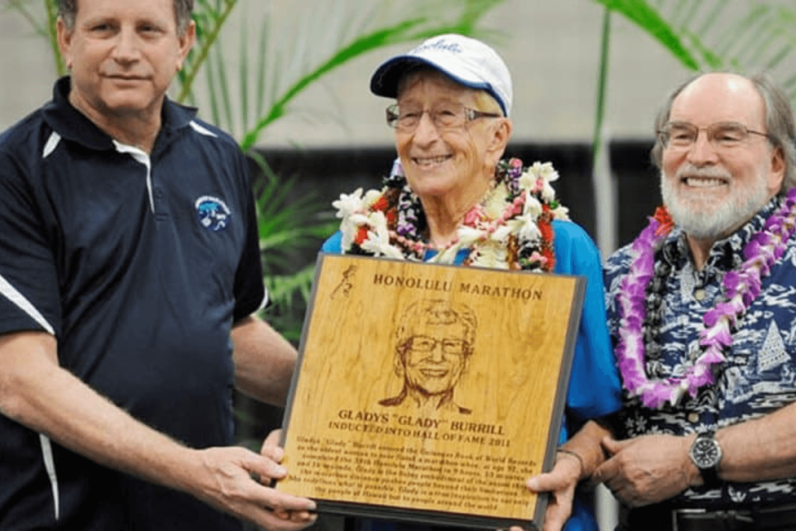 Una imagen de la atleta anciana Gladys Burrill recogiendo un homenaje por la maratón de Honolulu.