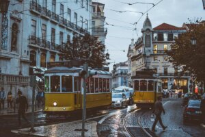 Calle de Lisboa, con varios tranvías amarillos
