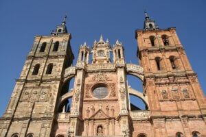 Fachada principal de la catedral de León