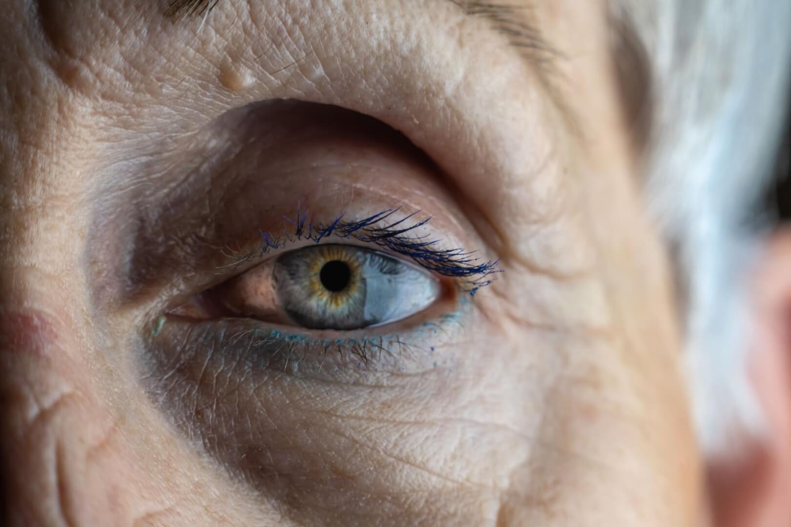 Un plano detalle del ojo de una mujer mayor.
