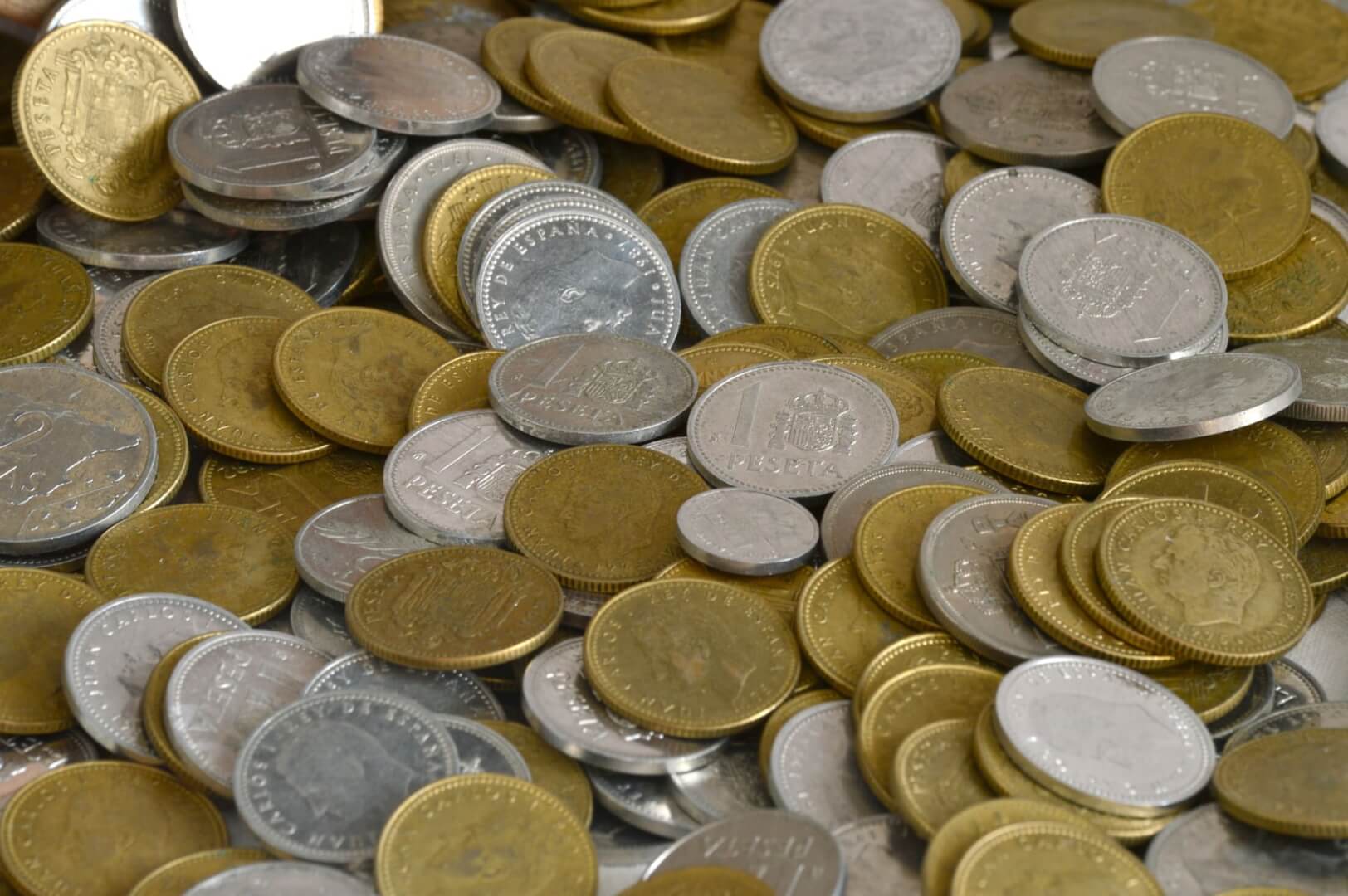 Un montón de monedas de las antiguas pesetas. 