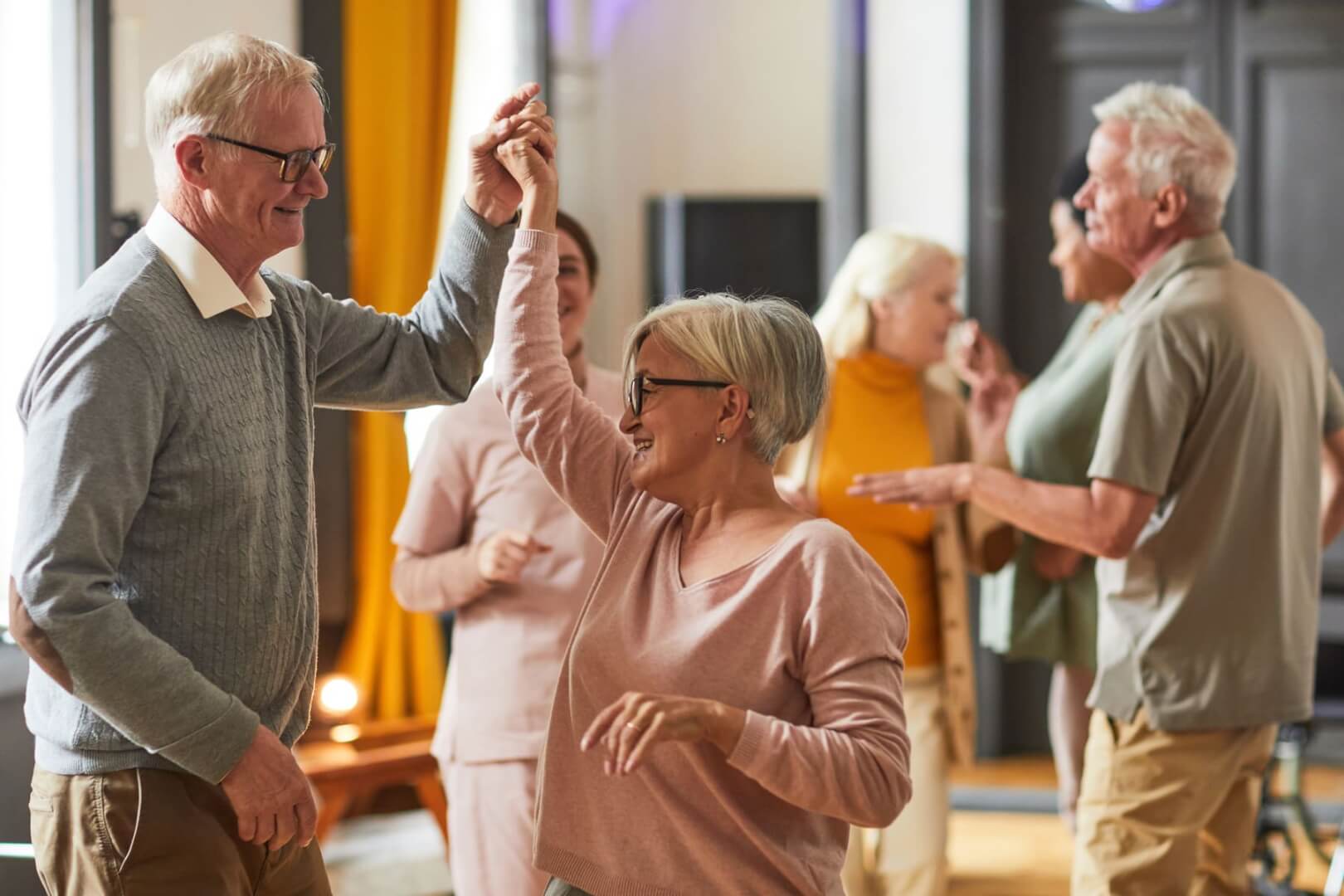 Unos ancianos disfrutan en unas clases de baile. 